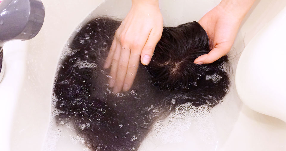 髪だけでなく、ベース素材の汚れまでしっかり落とせるウィッグ用シャンプー「SINARAKA®(シナラカ)」